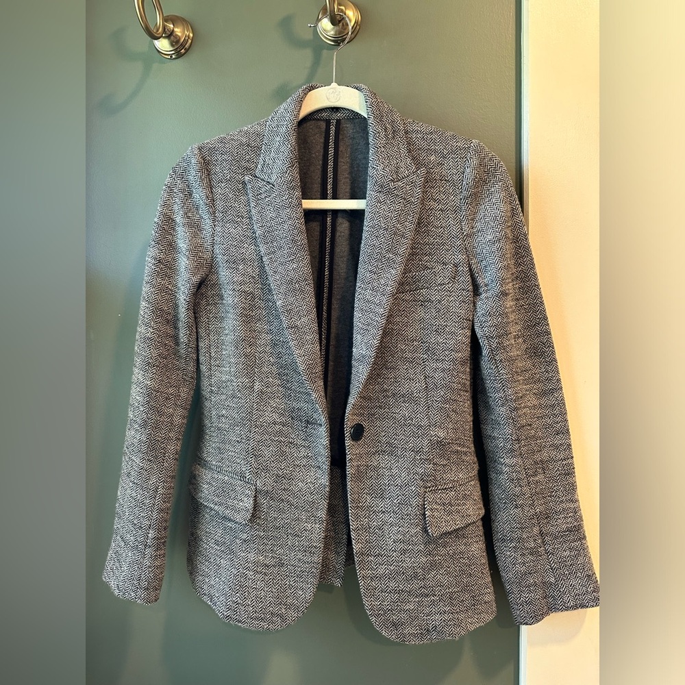 Theory size 6 wool tweed, soft yet structured jacket